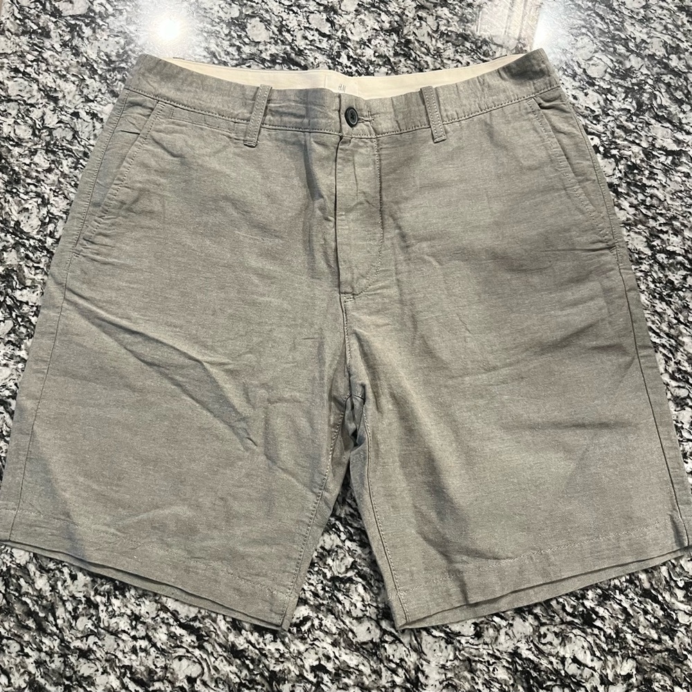 Men’s H&M Cargo Bermuda Beige Shorts NWT - Size 32